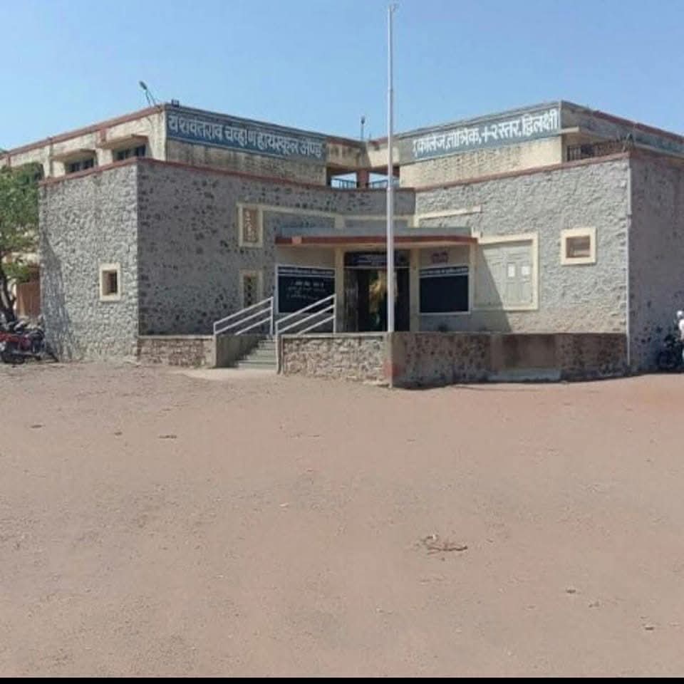 फलटणच्या यशवंतराव चव्हाण हायस्कूल व कॅम्पस मध्ये 3 लाख 70 हजार रू. वस्तूंचे चोराकडून नुकसान       चोराला 64 हजार किमतीचे साहित्य चोरी करताना रंगेहात पकडले !     संस्थेचे 4 लाख 34 हजार रू.नुकसान
