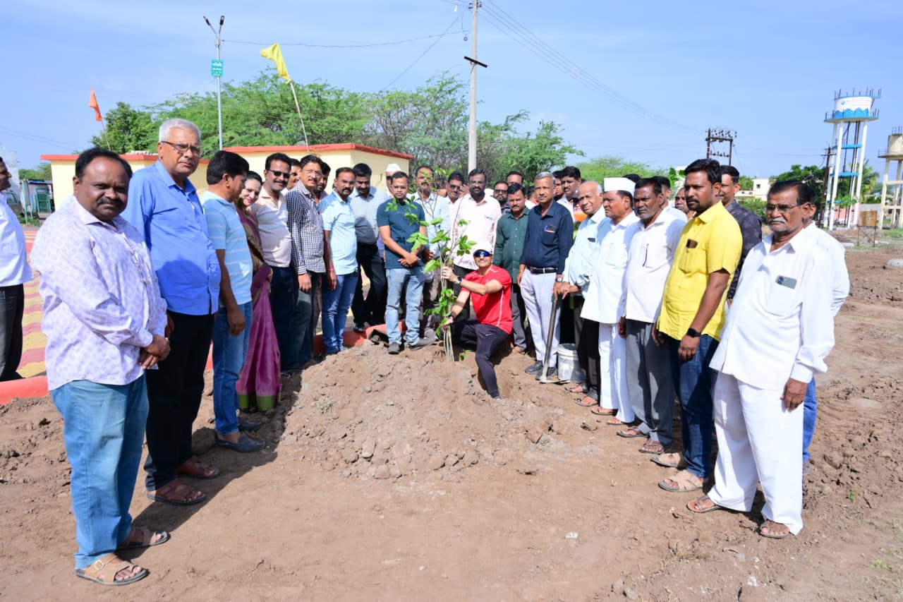 लोकवर्गणीतून पर्यावरण संवर्धनाची नवी चळवळ;  जिंती गावाचा ‘सह्याद्री देवराई’ अंतर्गत ग्रीन जिंती प्रोजेक्ट जिल्ह्यासाठी प्रेरणादायी – तहसीलदार डॉ.अभिजित जाधव